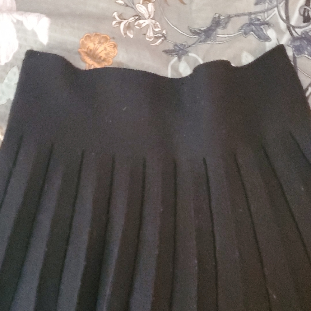 Elegant Black Pleated Skirt Sweater Material - Picture 2 of 3